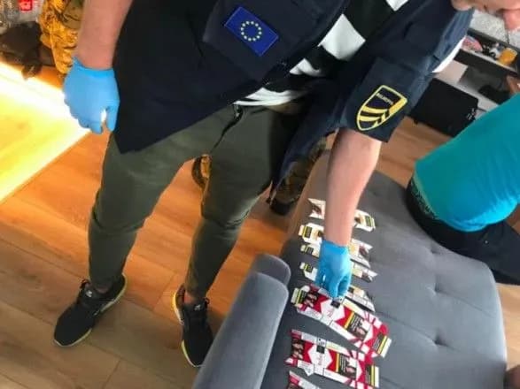 Операція "Дніпро": польські та українські прикордонники викрили банду збувачів нелегальних сигарет