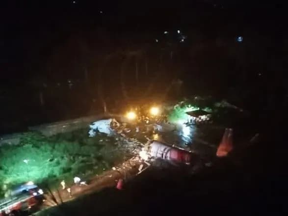 В Індії літак зі 191 пасажиром на борту вилетів за злітну смугу, є жертви