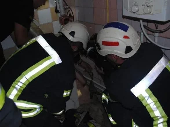 В Николаеве мужчина упал в приямок отапливаемого котла и застрял