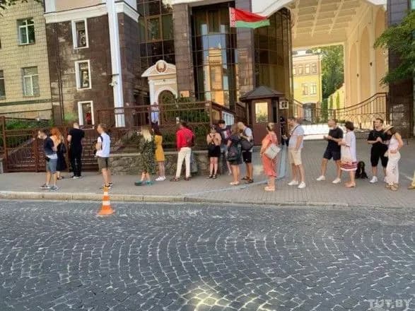 Біля посольства Білорусі в Києві утворилася черга з охочих проголосувати на виборах
