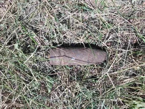 Чоловік під час пошуку металобрухту на Хмельниччині знайшов артснаряд часів Другої світової