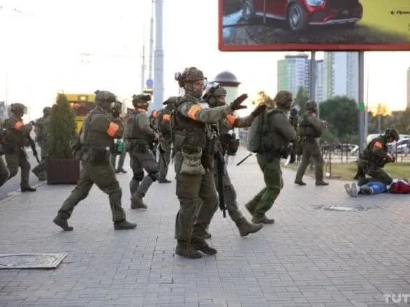 Газ та шумові гранати: у Мінську друга хвиля затримань