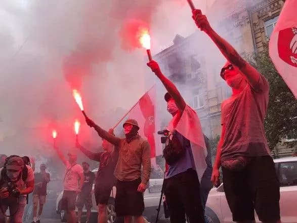 Під посольством Білорусі в Києві активісти запалили фаєри