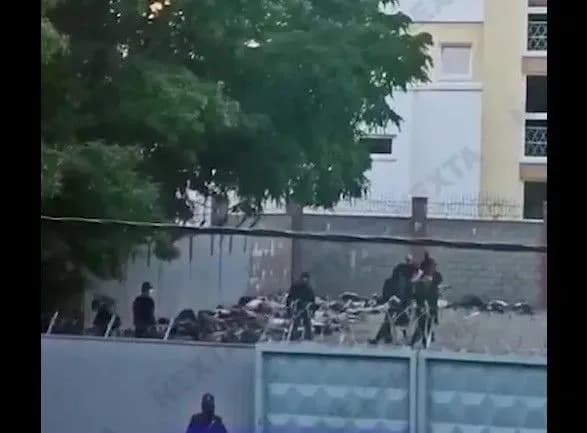 "Поводяться як з худобою": у Мінську затримані протестувальники лежать "штабелями" на землі у відділку міліції