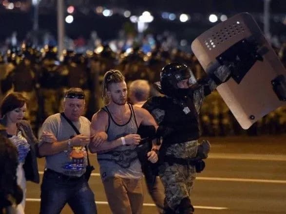 Військові з народом та “коктейлі Молотова”: хронологія та фото другої доби білоруських протестів