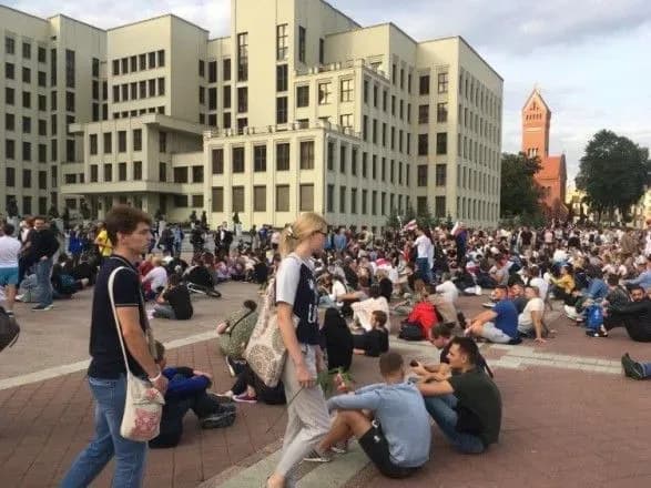 Біля Будинку уряду Білорусі зібрався натовп, у центр Мінська стягують військову техніку
