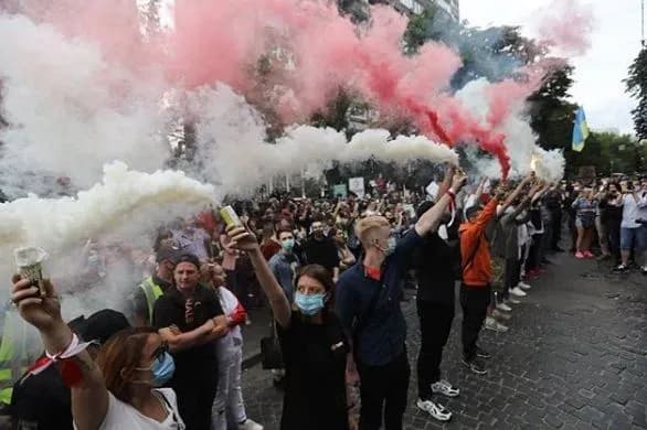 Під посольством Білорусі знову палили фаєри: у поліції кажуть, обійшлося без порушень