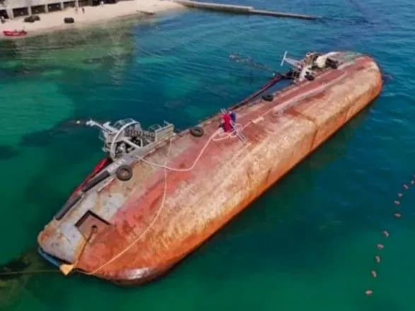 Судовладелец Delfi запрещает поднимать танкер