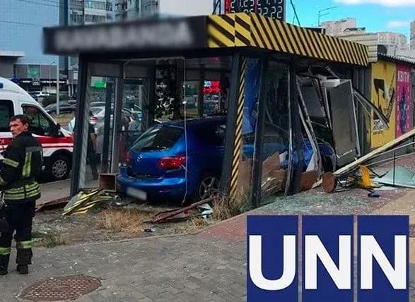 У Києві авто влетіло у кав’ярню на зупинці громадського транспорту