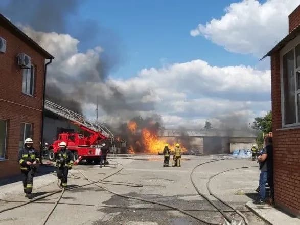 У Дніпрі сталася масштабна пожежа на складі акумуляторів до автівок