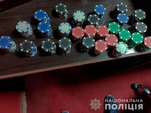 У Чернігові поліція призупинила діяльність незаконного грального закладу