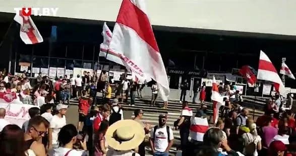 Колонна бастующих с заводов пришла к Белтелерадиокомпании