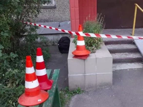 У Голосіївському районі біля житлового будинку перевіряють вміст підозрілої сумки