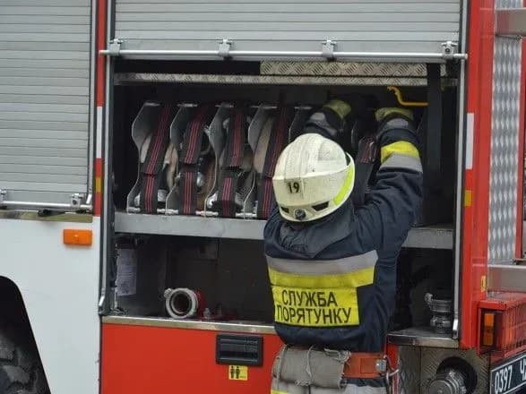 Чоловік у Дніпрі отруївся в оглядовій ямі гаража, інший помер