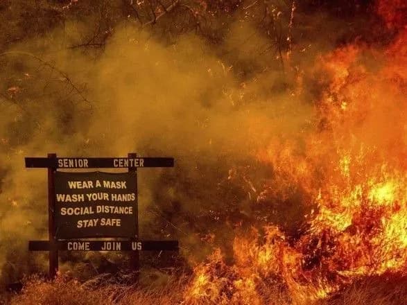 В лесных пожарах в Калифорнии погибли по меньшей мере шесть человек