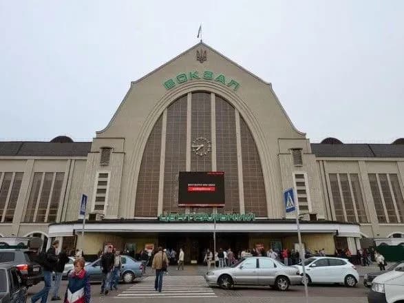 С Центрального вокзала в Киеве эвакуировали людей из-за угрозы взрыва