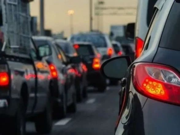 Зранку у п'ятницю у столиці незначні затори на мостах