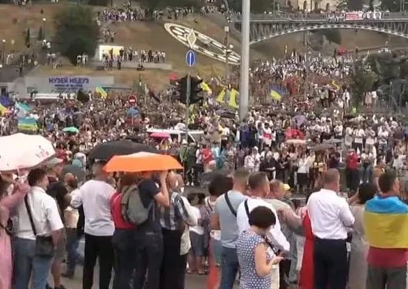 Під час Маршу захисників України у столиці запалили фаєри