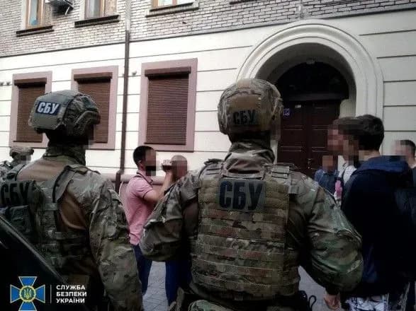 Посадовців Укрзалізниці та тепловозоремонтного заводу викрили на розкраданні близько 60 млн грн