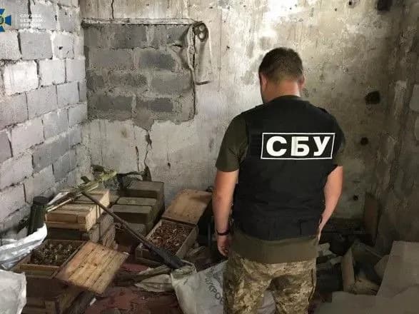 На Донеччині СБУ виявила схрон із засобами ураження та зброєю