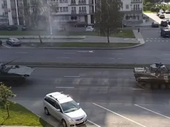 Мінськ: на протест вийшли десятки тисяч людей, до резиденції Лукашенка пригнали БТР