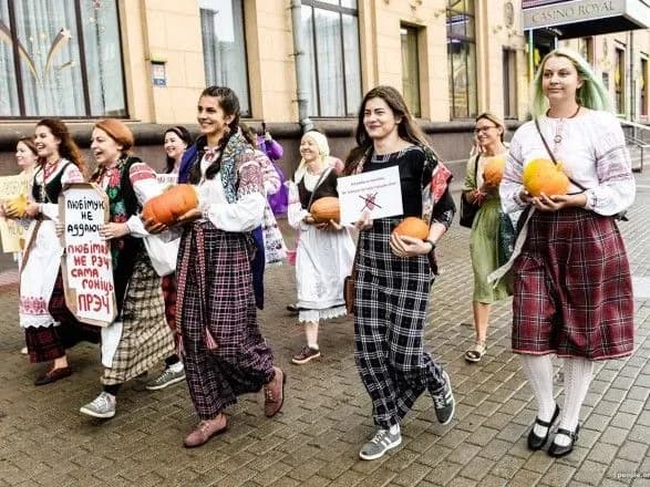 В Минске девушки принесли тыкву к Дому правительства