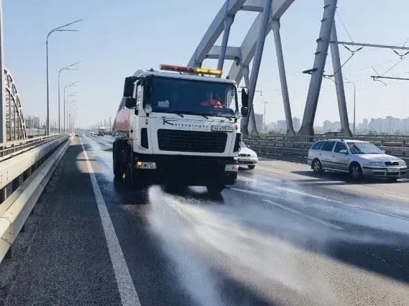 У Києві через спеку посилили миття та поливання вулиць