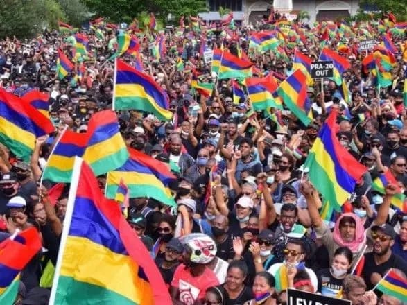 У Маврикію люди обурені екологічною катастрофою через розлив нафти та погрожують владі протестами