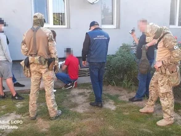 ДБР викрило злочинну групу, яка переправляла до ЄС іноземців за підробленими паспортами