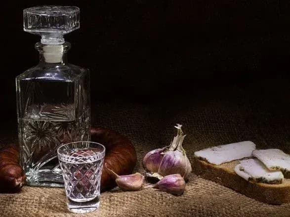 "Крафтовая" водка и винные напитки с блестками: эксперт назвал главные алкогольные тренды