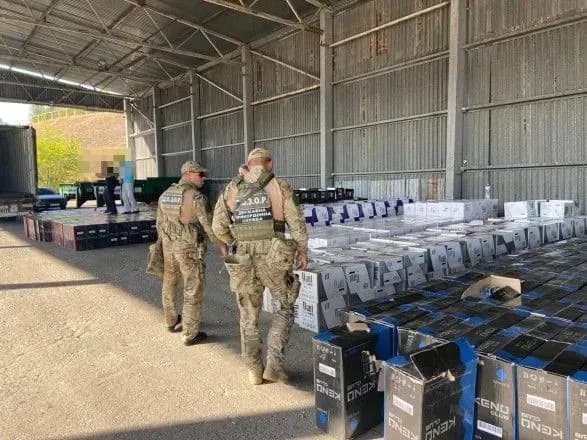 Везли під виглядом чаю: у порту виявили рекордну партію контрабандних сигарет