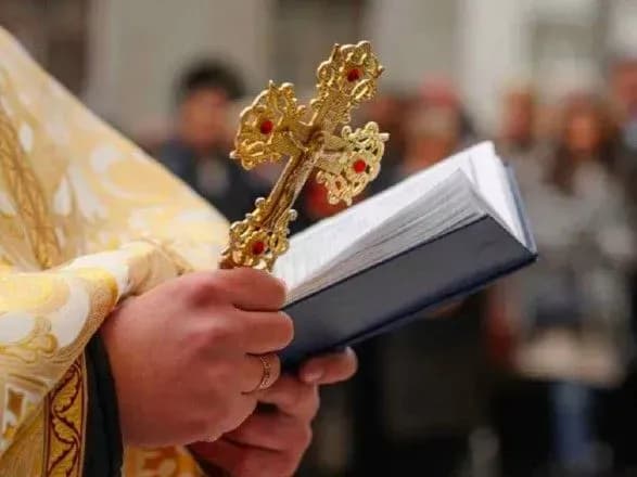 Украинцы больше всего доверяют армии, церкви и волонтерам - исследование