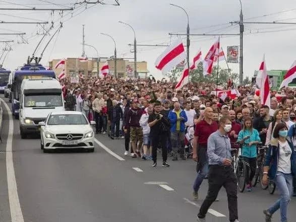 На протести у Мінську вийшло понад 100 тис. людей, тривають затримання активістів