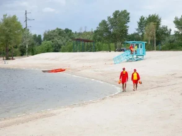 На всіх столичних пляжах заборонили купатися