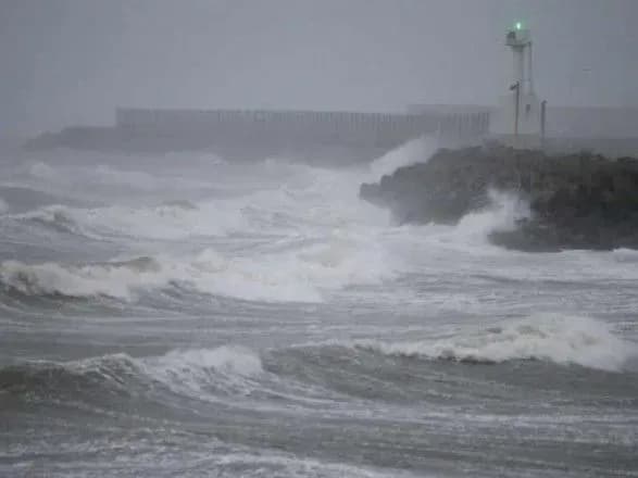 В Южную Корею добрался тайфун "Хайшен", людей эвакуируют