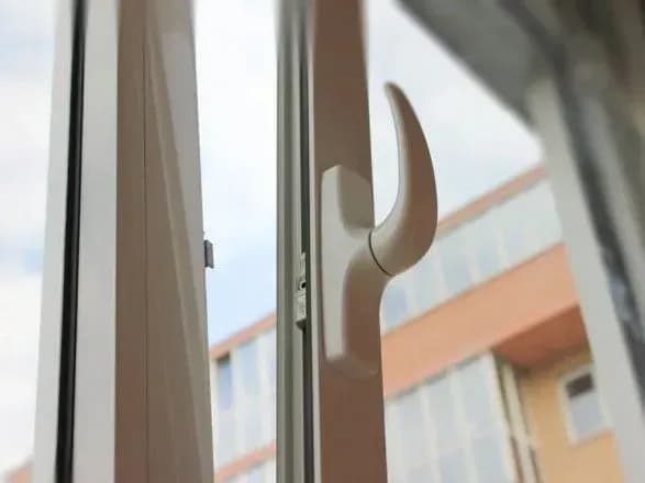 У Львові чоловік випав з дев'ятого поверху