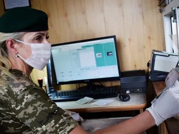 На кордоні сім'я з Білорусі через утиски попросила захисту в Україні