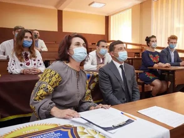 Зеленський спитав у студентів з Маріуполя, чи чують вони постріли