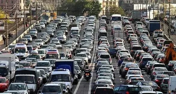 Зранку Київ стоїть у заторах