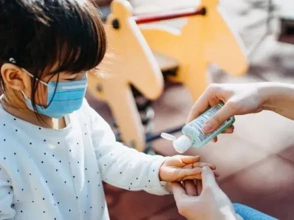 В Україні за добу на COVID-19 захворіло 166 дітей та 99 медиків