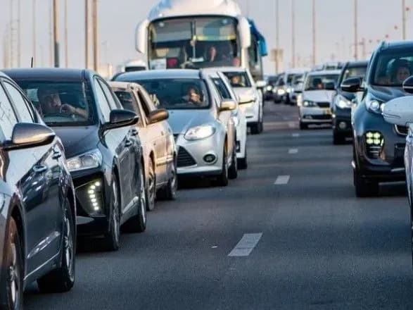 Зранку на декількох мостах Києва утворилися затори