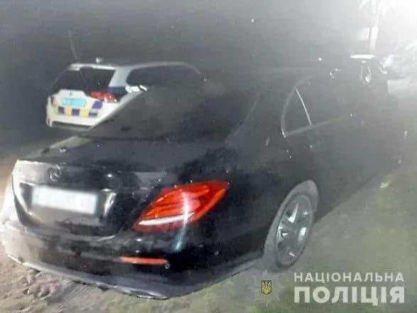 Вивезли в ліс і "вибивали" гроші: під Києвом викрали чоловіка