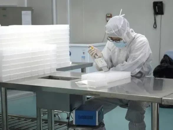 Коронавірус в Україні за добу виявили у 233 дітей та 162 медиків