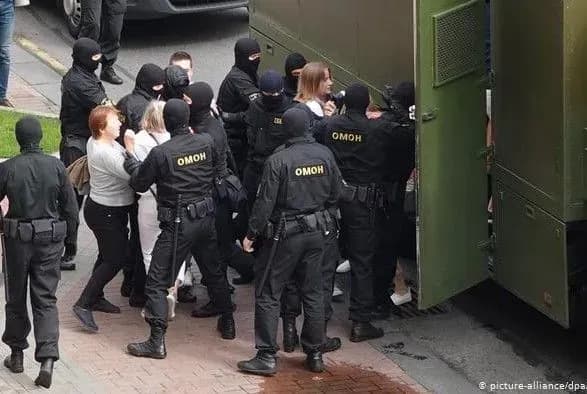 Білорусь повинна припинити масові порушення прав людини — єврокомісар