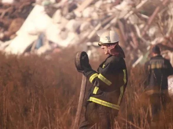 У Києві ліквідували пожежу на сміттєзвалищі