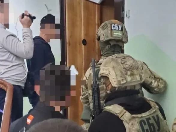 На Донбасі слідчого СБУ підозрюють у вимаганні 30 тис. дол. хабара