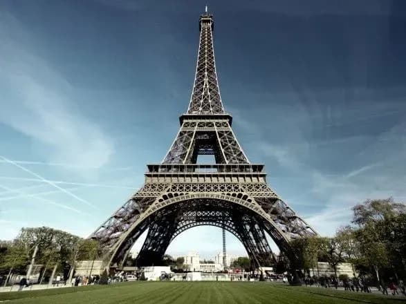Відвідувачів Ейфелевої вежі евакуювали через повідомлення про "замінування"