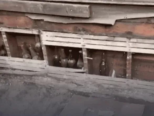 Американка під час ремонту знайшла майже 100-річну схованку із алкоголем