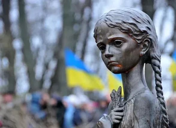 "Дівчинку з колосками" після вандалізму повертають до Музею Голодомору