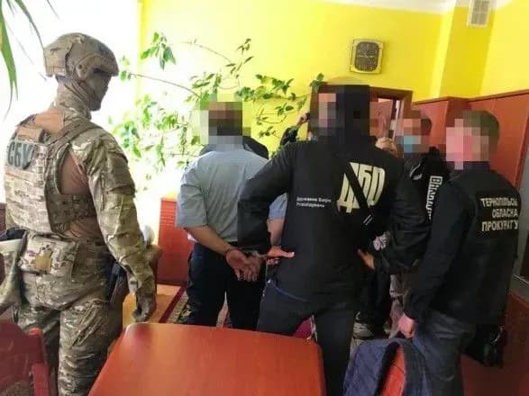 Руководителя налоговой, его сына и двух сообщников задержали за вымогательство "долга" в 40 тыс. долларов